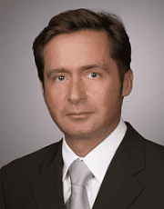 Porträt eines Mannes im dunklen Anzug mit weißem Hemd und Krawatte vor neutralem Hintergrund. Porträt eines Mannes im dunklen Anzug mit weißem Hemd und Krawatte vor neutralem Hintergrund.