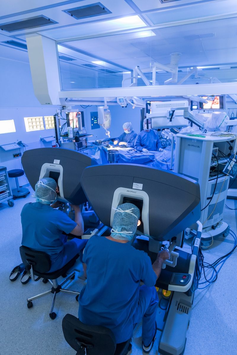 20180424_Thorax_davinci Chirurgen bedienen ein robotergestütztes Operationssystem im Operationssaal.