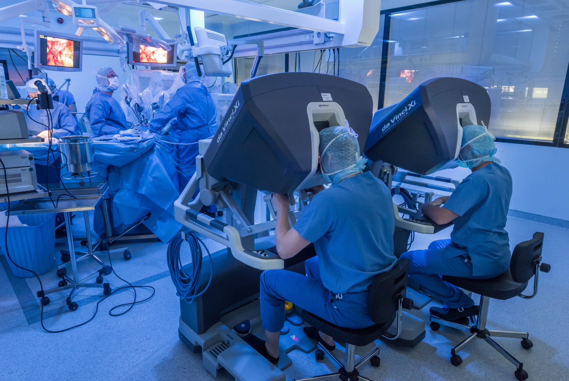 Chirurgen bedienen ein robotergestütztes Operationssystem im Operationssaal.